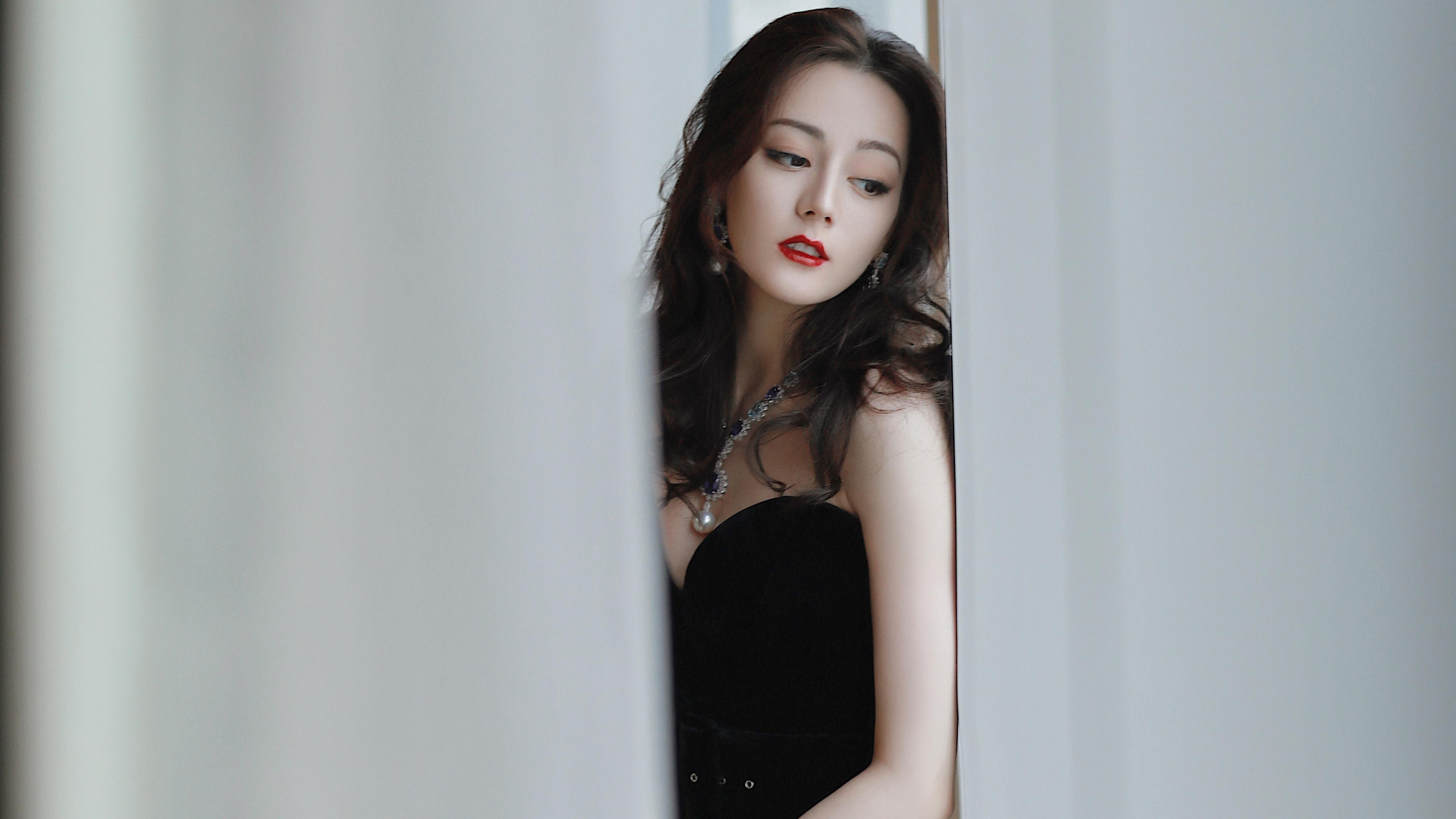 “高新体育中心:健力赛事展示力量与耐力的极致比拼”