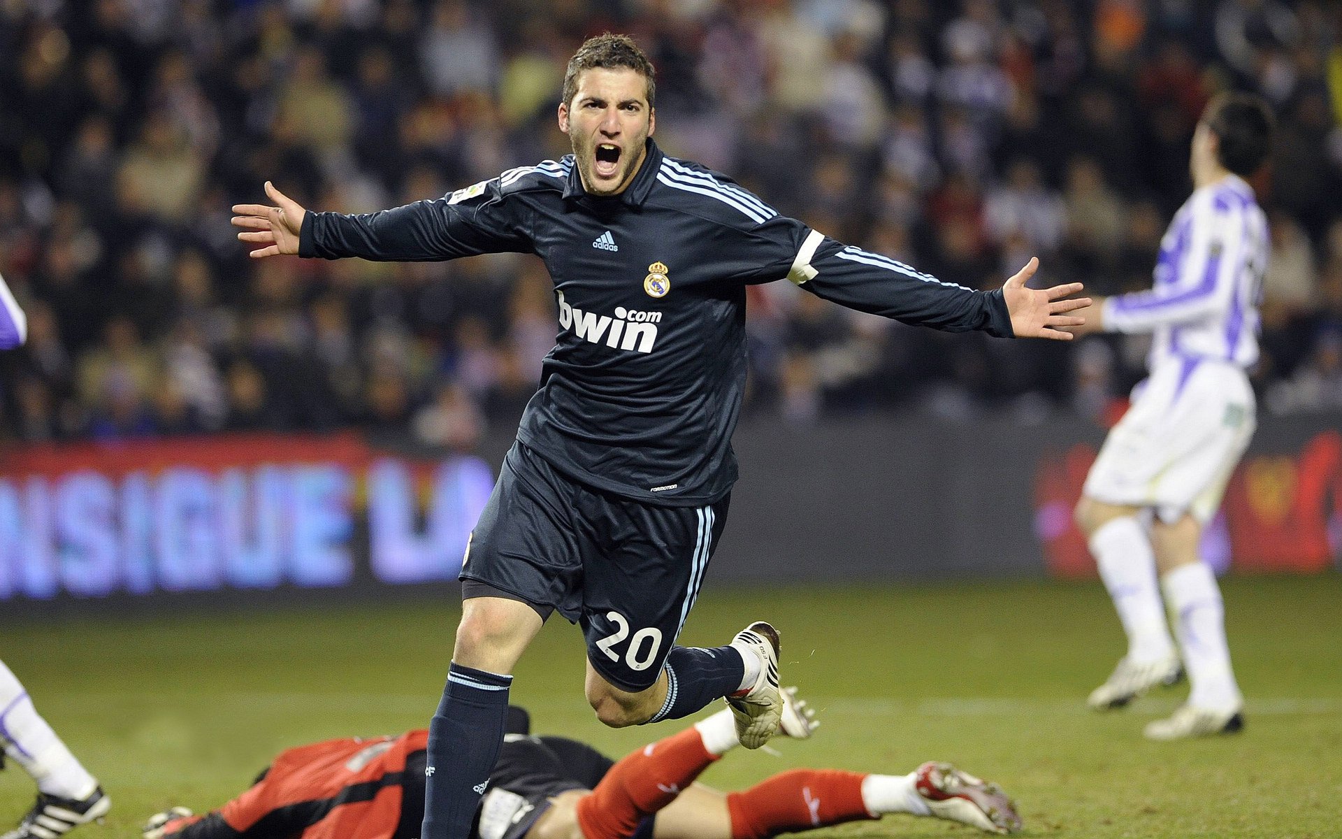 开云首页登录-最佳瞬间：王强压哨三分点燃全场！